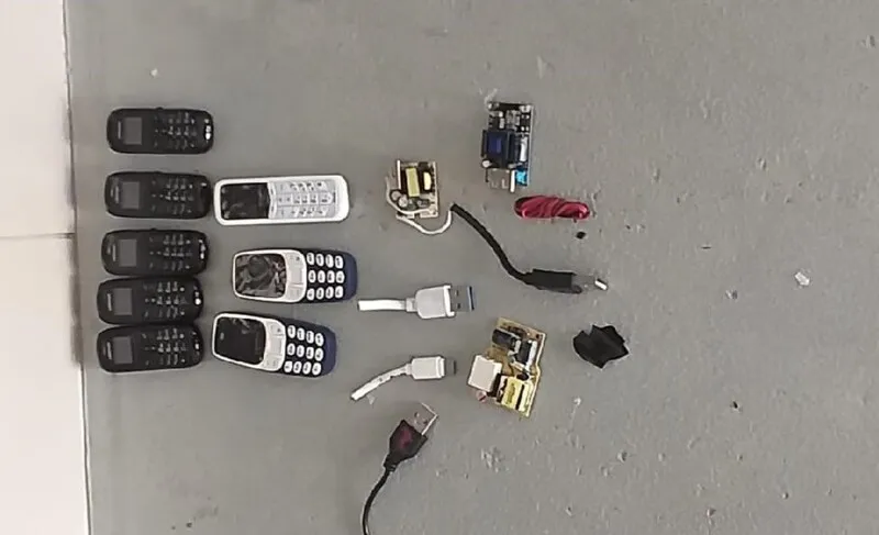 Além dos celulares, foram apreendidos chips, carregador e plugs USB