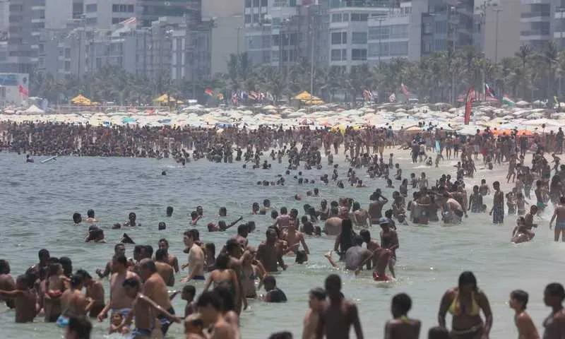 O colorido das pessoas se espalhou e em alguns espaços era difícil ver a faixa de areia