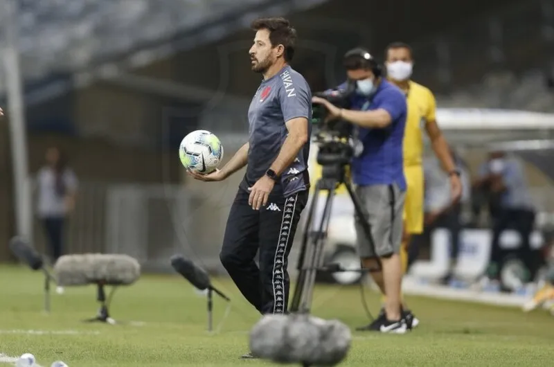 Técnico Ramon Menezes sai do Vasco após duas goleadas consecutivas