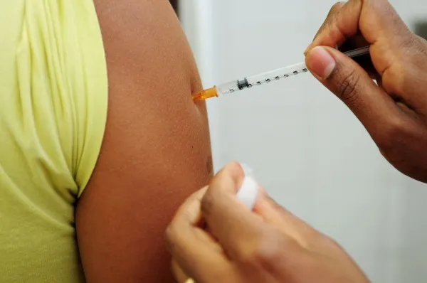 Durante o período da campanha as equipes de saúde vão avaliar e atualizar, caso necessário, as cadernetas de vacinação das crianças e adolescentes