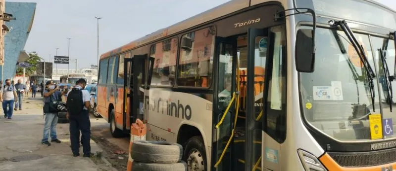 Uma passageira se machucou ao pular do ônibus em movimento 