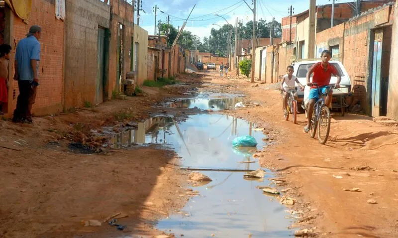 De acordo com indicadores sociais do IBGE, 37 de cada 100 brasileiros residem em domicílio onde falta ao menos um dos serviços de saneamento básico
