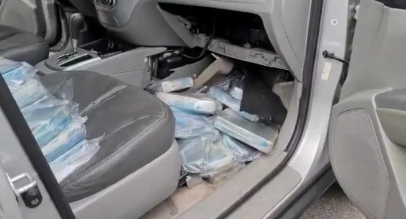 Foram encontrados 45 tabletes de cocaína 