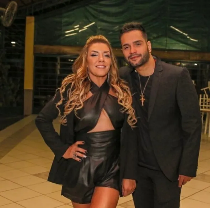 Simony e Felipe Rodriguez anunciam noivado 