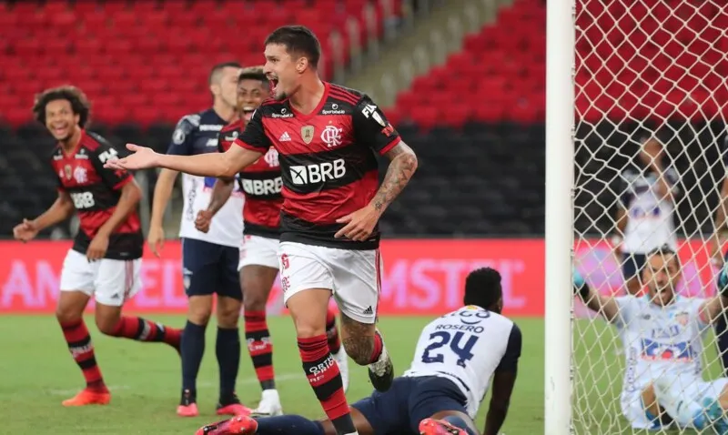 O zagueiro Thuler abriu o caminho para a vitória do Fla