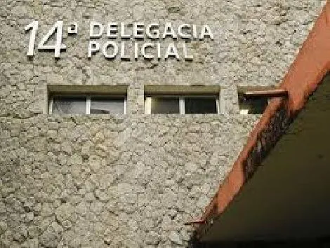 os criminosos já expulsaram dez famílias do conjunto residencial para revender os imóveis