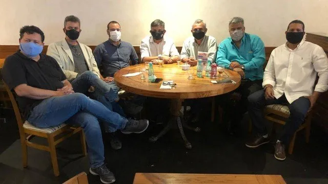 Reunião entre petistas e pedetistas no restaurante Rodo Grill, no Centro de São Gonçalo