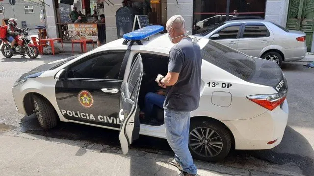 Médico é preso em clube de tiro, no Centro do Rio, acusado de integrar quadrilha que fraudava provas de vestibulares para Medicina