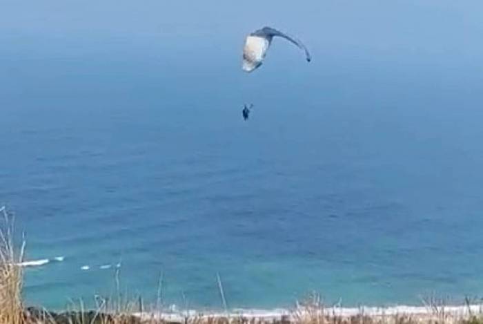 Vídeo: Homem cai de paraquedas em ponto turístico do Rio de Janeiro