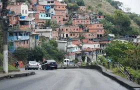 PM ocupa Viradouro em Niterói e recebe palmas no asfalto e 'esculacha' no morro