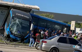 Ônibus colide em estação do BRT ao ser surpreendido com viatura da PM, no Rio