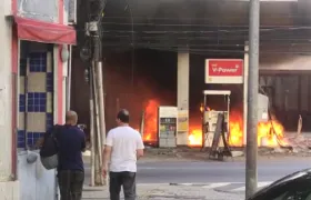 Vídeo: Carro pega fogo e incendeia posto de combustível no Rio
