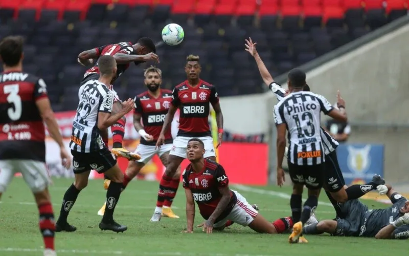 O Flamengo larga na frente do Santos com placar de 4 a 1
