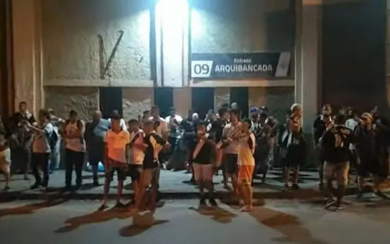Torcedores vascaínos protestam diante da situação delicada do clube no momento