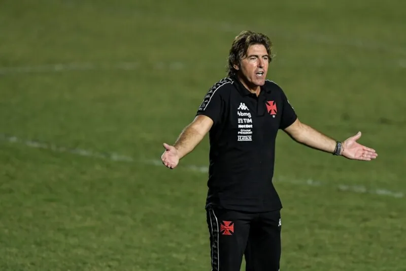 Ricardo Sá Pinto está pressionado após os resultados negativos da equipe vascaína