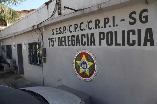 Os policiais civis da  75ª DP (Rio do Ouro) iniciaram o trabalho de investigação sobre o envolvimento dele na atividade criminosa. 