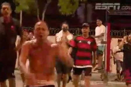Após o Flamengo ser eliminado da Libertadores, torcedores rubro-negros descontam a derrota em jornalistas da ESPN
