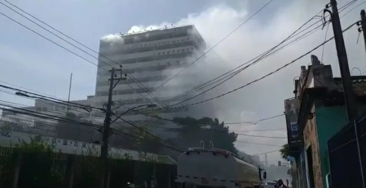 Antigo prédio da Gama Filho pega fogo