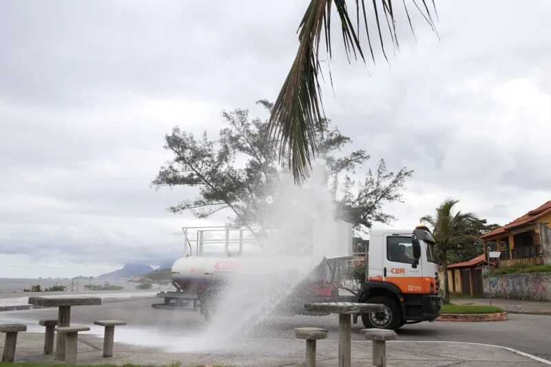 Pela manhã, equipes da Companhia de Limpeza de Niterói (Clin) atuaram nos bairros Piratininga e Itaipu, na Região Oceânica