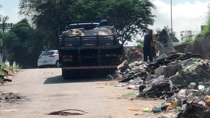 Equipe de O São Gonçalo flagrou homens em um caminhão despejando detritos no local