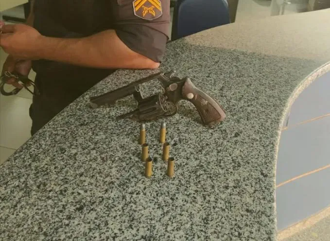 Com ele a polícia encontrou um revólver, com quatro cápsulas deflagradas