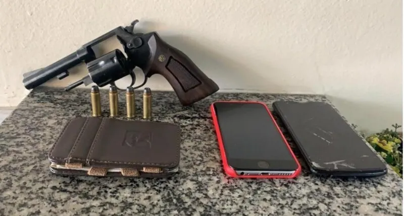 A polícia encontrou um revólver calibre 38, quatro munições intactas, dois celulares e R$22 em espécie