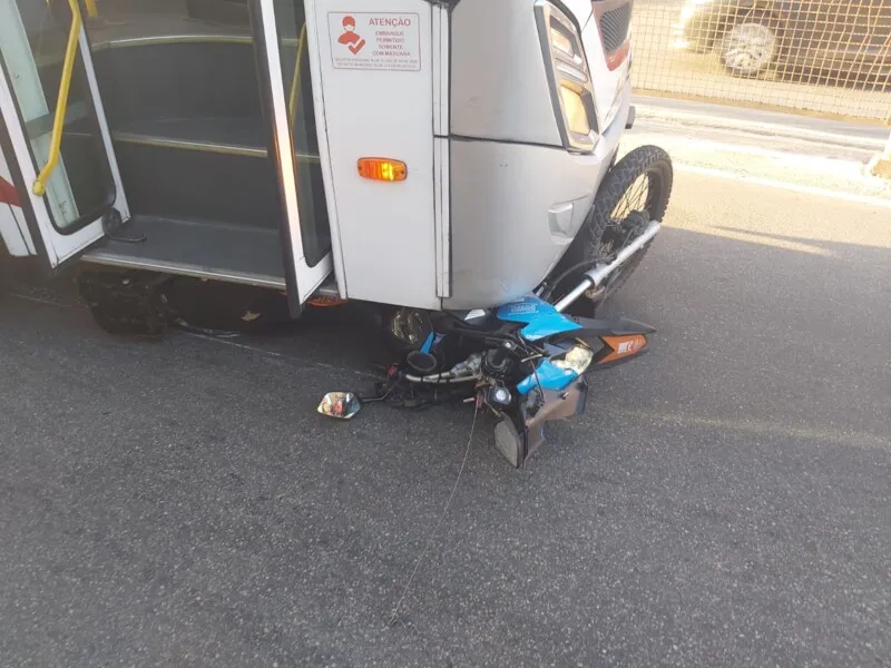 Moto foi parar embaixo do ônibus