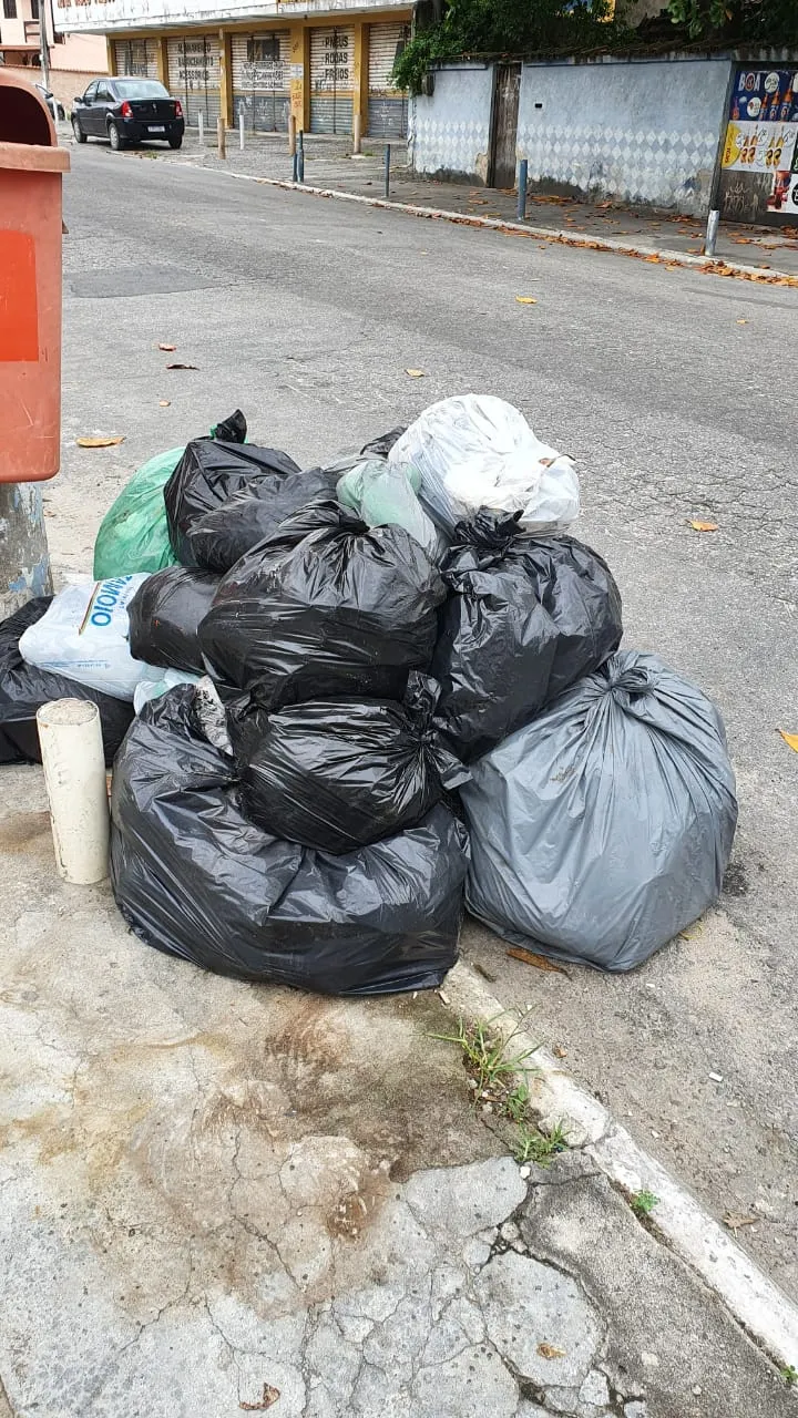 Moradores reclamam de descaso da Prefeitura com o recolhimento de lixo