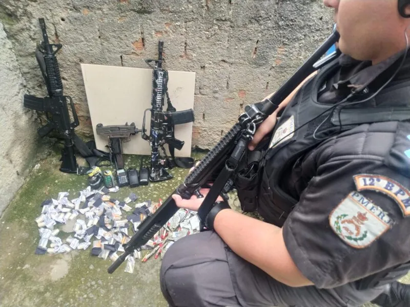 Imagem ilustrativa da imagem PM prende quatro homens e apreendem armas no Morro do Estado, em Niterói (veja vídeo)
