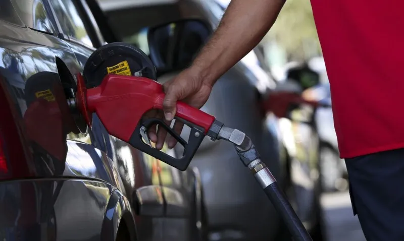 Petrobras anuncia reajuste no preço da gasolina e no diesel