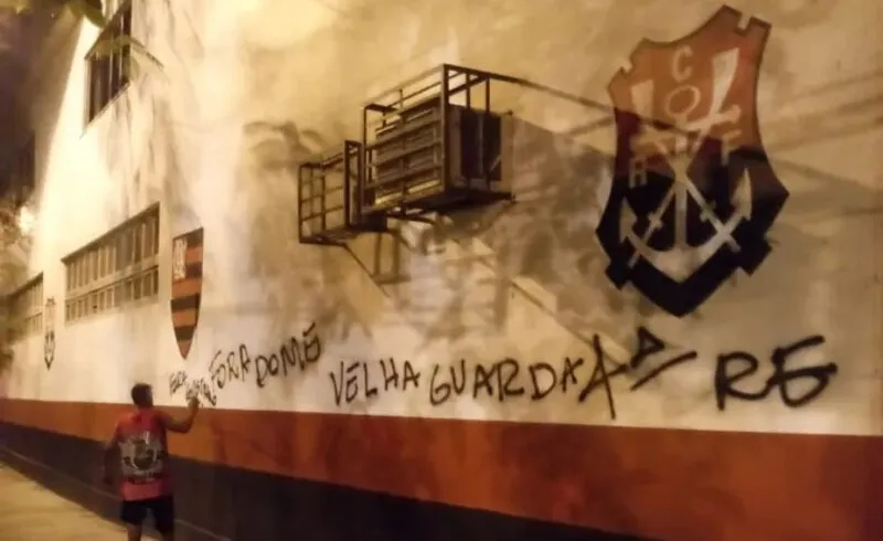 Muro da Gávea foi pichado por torcedores revoltados 
