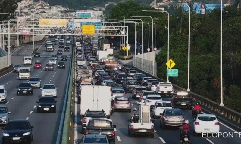 O feriado da Consciência Negra promete  alta movimentação de veículos na Ponte Rio-Niterói 