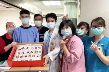 Família de Chiu com bolo em agradecimento á equipe médica