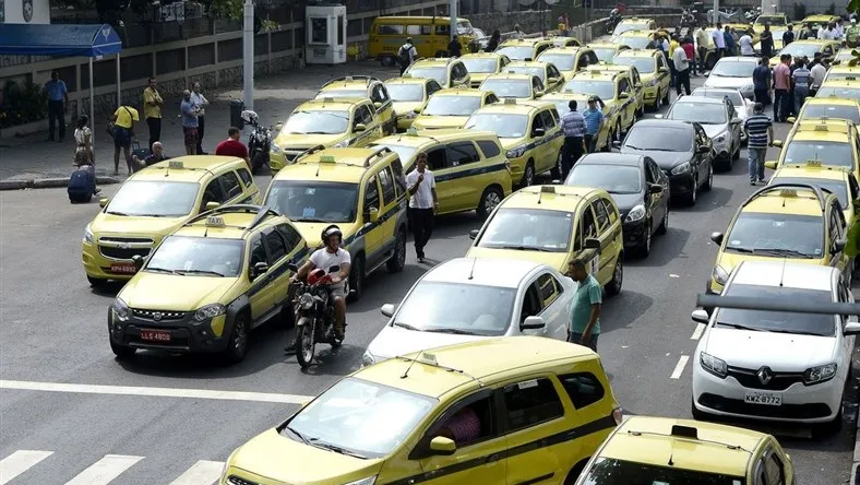 Imagem ilustrativa da imagem Agora é lei: taxistas autônomos poderão realizar serviço intermunicipal de passageiros