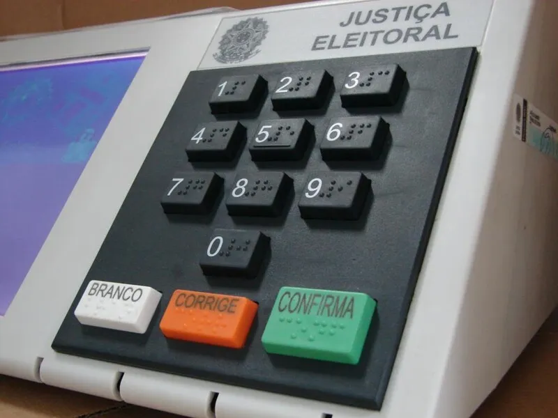 Um vídeo que circula nas redes sociais, com a informação falsa, afirmando fraude nas urnas de Niterói