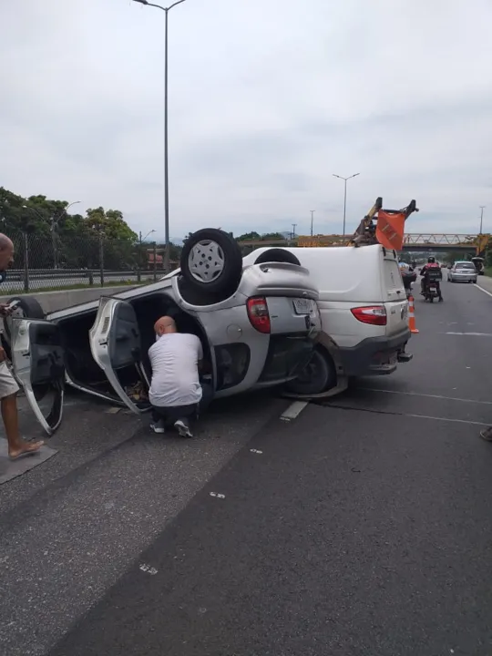 A colisão gerou um capotamento de veículos na via