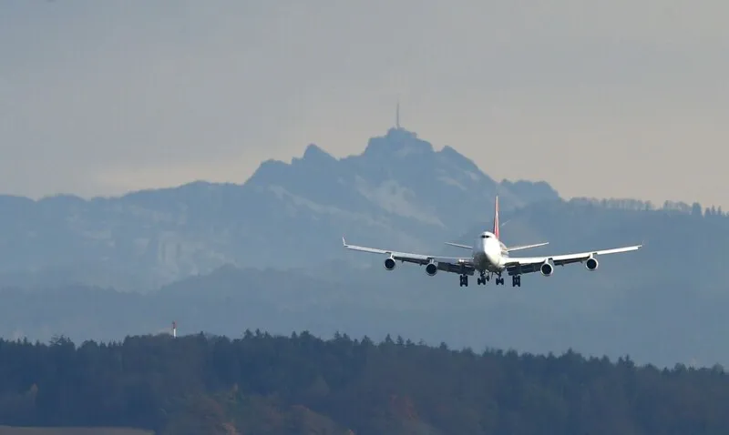 A aeronave tem 27 anos, segundo dados informados pelo Flightradar24