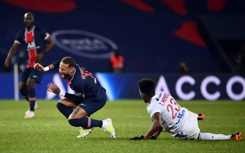 Momento da falta de Thiago Mendes em Neymar