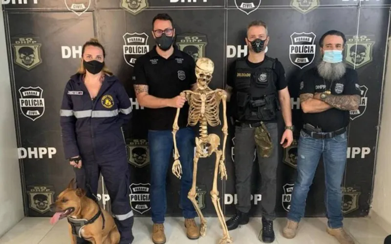No local foi apreendido um esqueleto utilizado para amedrontar outras pessoas