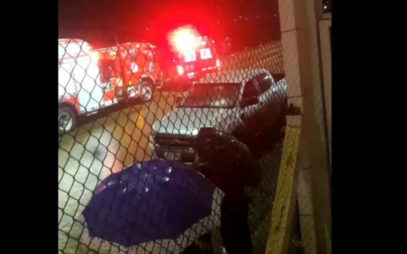  Uma quinta pessoa a bordo do carro sobreviveu pulando do veículo antes da queda na água