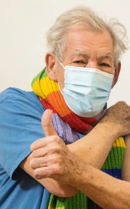 Aos 81 anos, McKellen integra o grupo prioritário no Reino Unido 