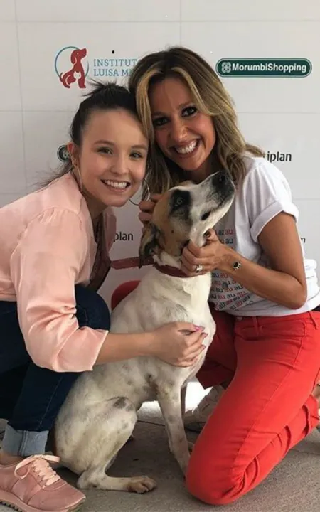 Foto do momento da adoção de Vitória, a vira-lata