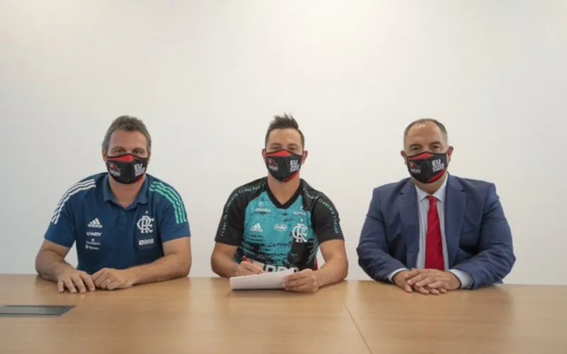  finalmente oficializou a renovação com o goleiro. O jogador assinou com o clube por mais uma temporada