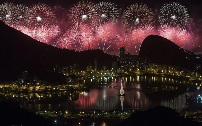 A empresa Riotur deseja que todos os cariocas assistam o Réveillon Rio 2021 de suas casas
