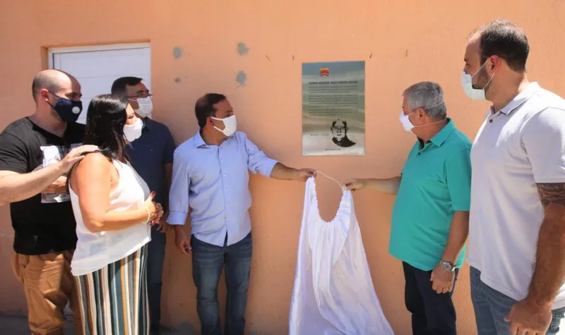 Emocionados, a viúva Patricia Boechat e o filho Diego Boechat participaram da solenidade