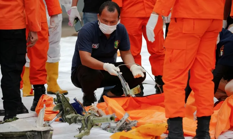 Imagem ilustrativa da imagem Encontrados corpos e destroços do Boeing 737 que caiu na Indonésia