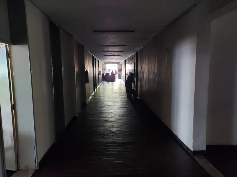 A prefeitura segue sem luz 