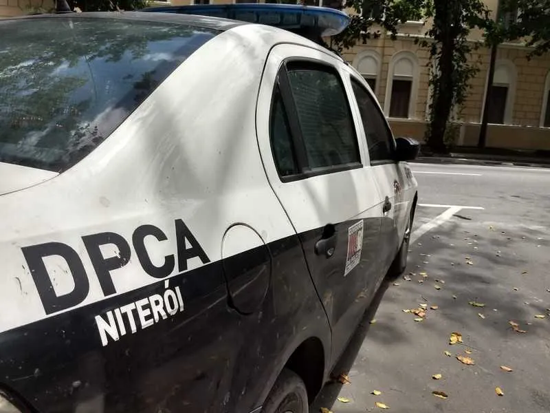 Ele foi conduzido junto com o material apreendido para a sede da DPCA, no Centro de Niterói.