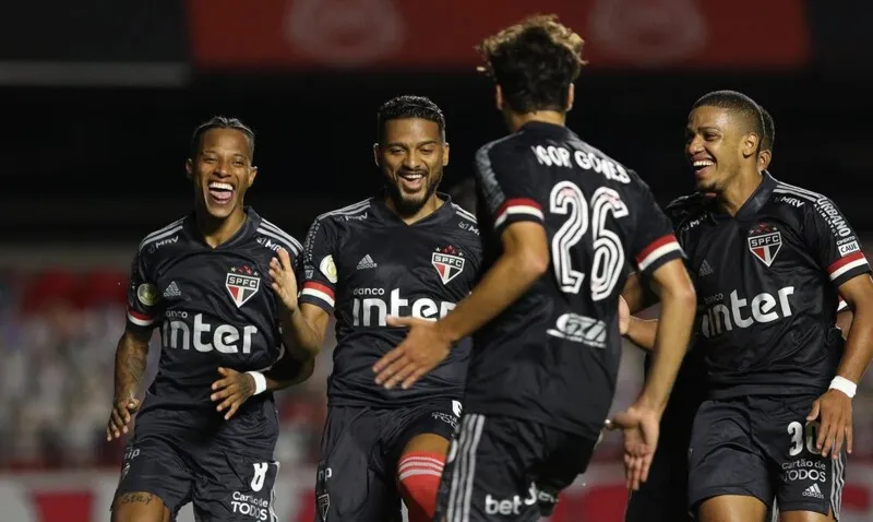 O São Paulo tomou conta do jogo e venceu o Botafogo com autoridade 