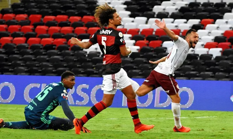 Yago Felipe sai para comemorar o gol que garantiu a vitória tricolor